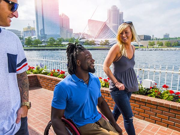 Major Cities-Friends Enjoying Milwaukee Lakefront