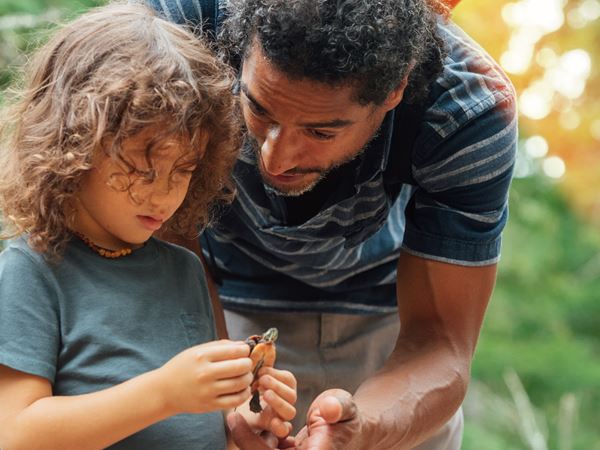 Science & Nature Centers-084 Family Explores Ridges Sanctuary