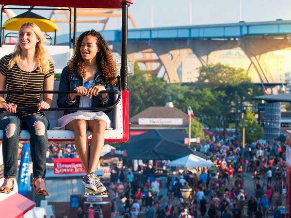 Summerfest-Friends on Sky glider