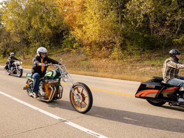 Scenic Byways-083 Motorcyclists on Great River Road